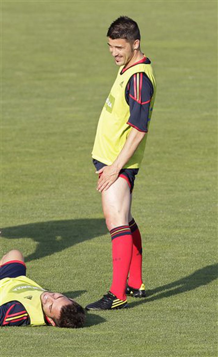 Cesc, liggjandi í grasinu, ásamt David Villa á æfingu.