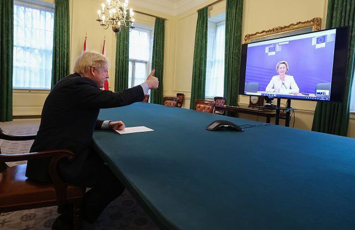 Boris Johnson og Ursula von der Leyen ræða saman á fjarfundi í gær.