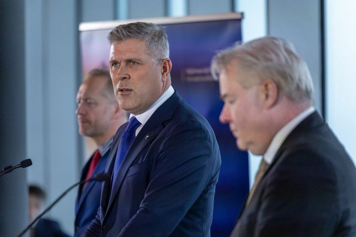 Forrysta endurnýjaðrar ríkisstjórnar: Guðmundur Ingi Guðbrandsson félags- og vinnumarkaðsráðherra, Bjarni Benediktsson forsætisráðherra, Sigurður Ingi Jóhannsson fjármálaráðherra.