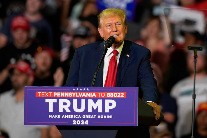Donald Trump forsetaframbjóðandi repúblikana mætir Joe Biden sitjandi forseta í kappræðum í nótt.