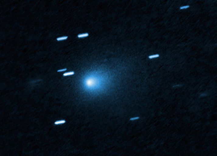 Halastjarnan 3I/ATLAS séð gegnum linsur Hubble geimsjónaukans. Verið er að beina fleiri sjónaukum, eins og James Webb, að halastjörnunni til að fá frekari upplýsingar um hana. Þessi mynd var tekin 21. júlí þegar halastjarnan var í um 450 milljóna kílómetra fjarlægð frá jörðinni.