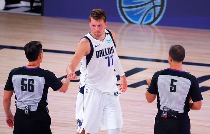 Luka Doncic þakkar dómurunum fyrir í nótt.