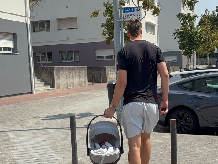 Þorsteinn Leó með frumburðinn í Porto.