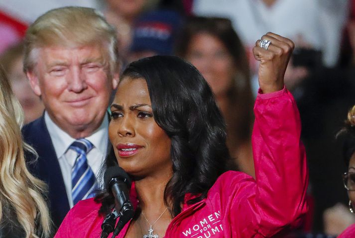 Á upptöku af símtali heyrist Trump segja Omarosu að hann hafi ekki vitað af því að Kelly starfsmannastjóri hafi ætlað að reka hana. Omarosa segist telja að Trump hafi skipað Kelly að gera það.