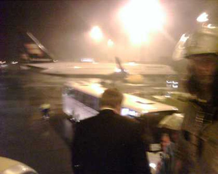 Fólk á leið úr einni af vélum Icelandair í kvöld.