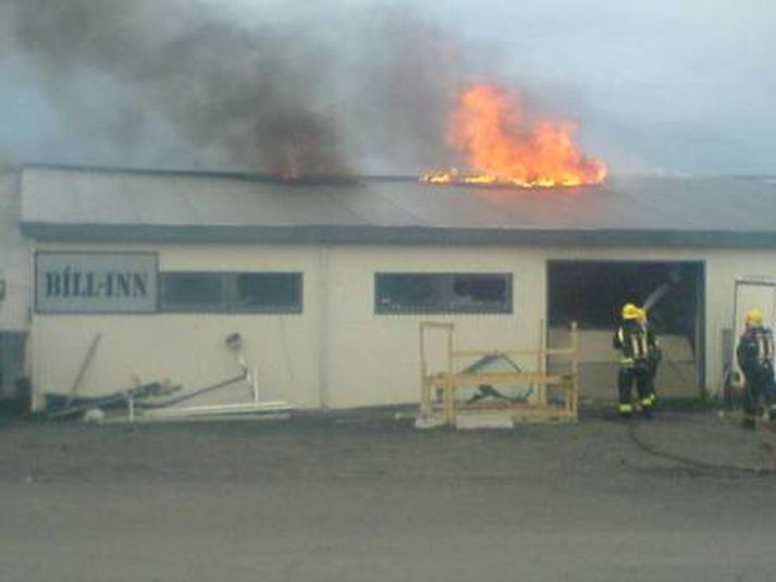 Eldtungur stóðu upp úr þaki hússins þegar slökkviliðið bar að garði.