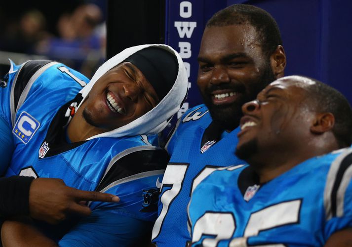 Michael Oher á góðri stundu með Cam Newton og öðrum liðsfélaga.