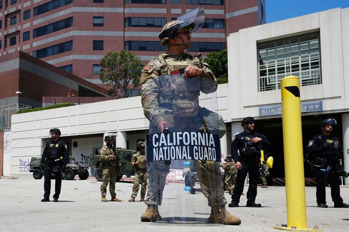 Þjóðvarðliðar og lögreglujónar standa vörð um fangageymslu í Los Angeles, þar sem fjölmargir hafa verið handteknir á undanförnum dögum fyrir að vera í Bandaríkjunum ólöglega.