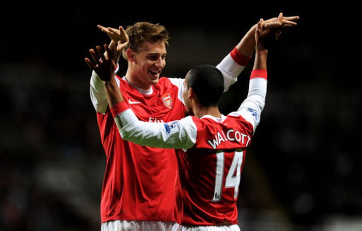 Bendtner og Walcott fagna í kvöld.