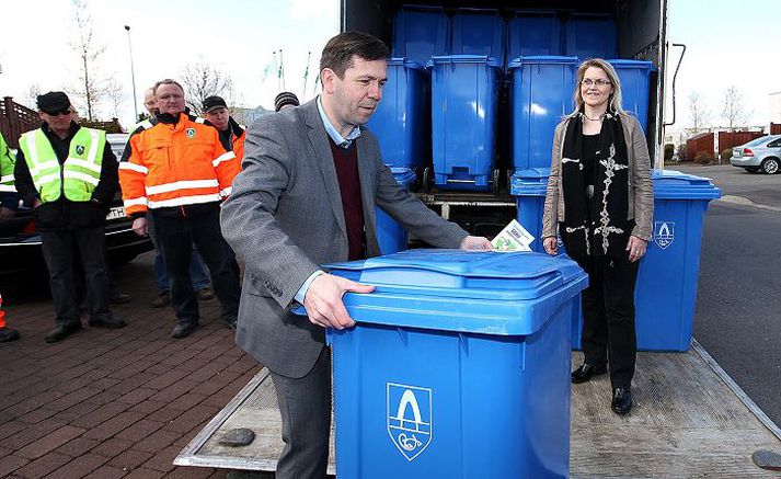 Bæjarstjórinn tók á móti fyrstu bláu tunnunum.