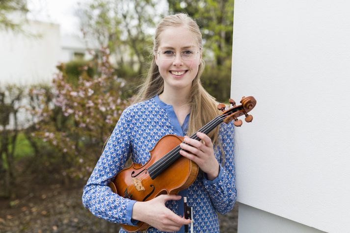 Elísa Elíasdóttir heillaðist af íðilfögrum fiðluleik í gegnum klassíska útvarpsstöð sem heyrðist oft á heimili hennar í barnæsku og hóf fiðlunám fimm ára gömul.