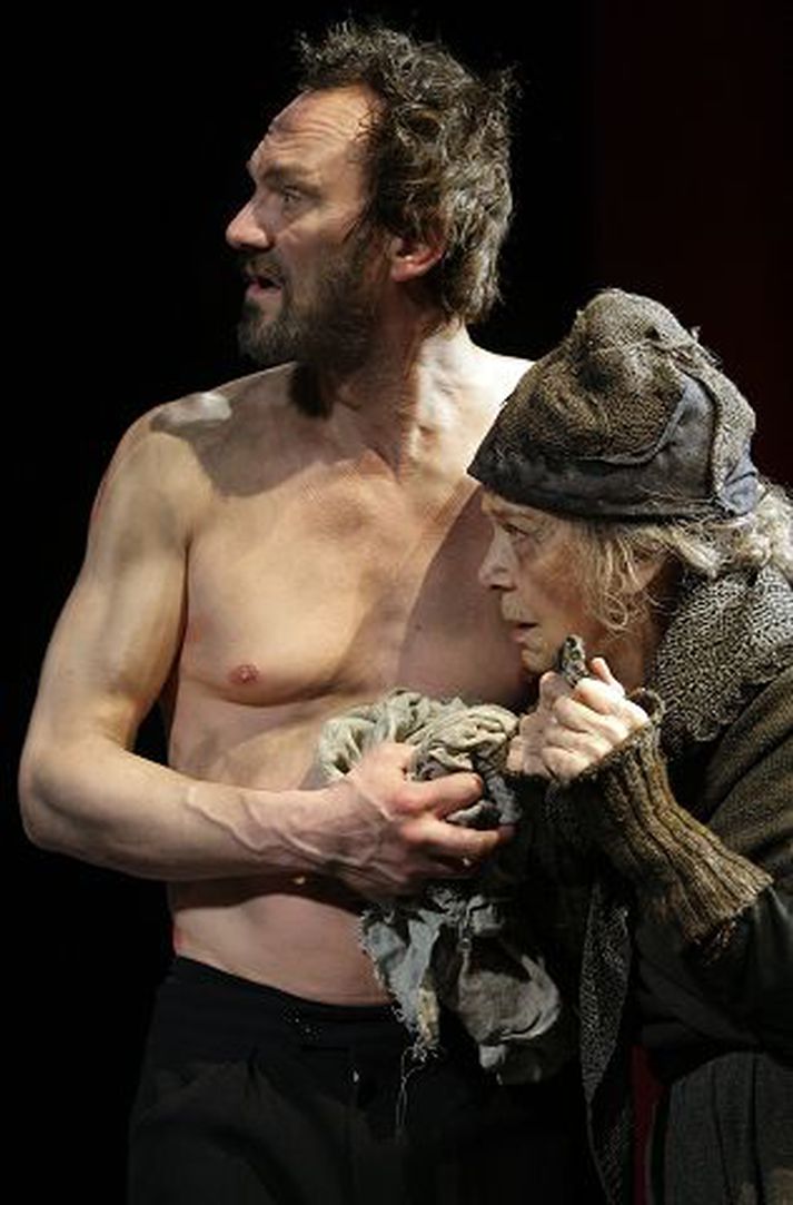 Ingvar E. Sigurðsson sem Jón Hreggviðsson og Herdís Þorvaldsdóttir sem hans aldna móðir.Fréttablaðið/Stefán