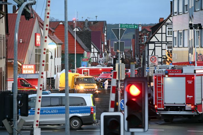 Silfurlituðum Mercedes-bíl var ekið á hóp fólks í Volkmarsen.