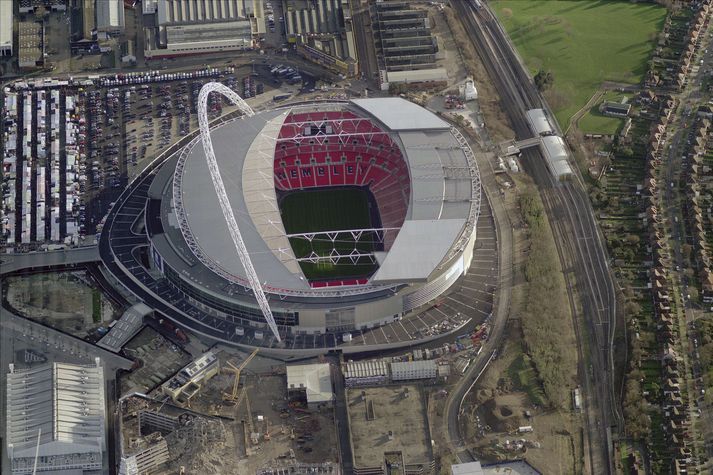 Undanúrslit FA-bikarsins eiga að fara fram á Wembley.