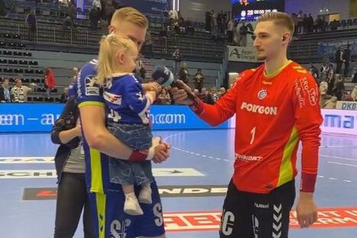 Króatíski landsliðsmarkvörðurinn Dominik Kuzmanović sló á létta strengi og tók Kristel Sól í smá viðtal.