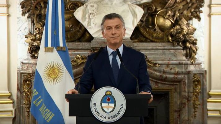 Mauricio Macri sagð að neyðarástand ríkti í efnahagsmálum Argentínumanna.