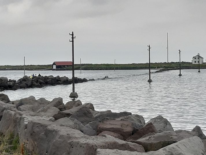 Ferðamennirnir áttuðu sig ekki á því að leiðin út að vitanum myndi lokast í flóði.