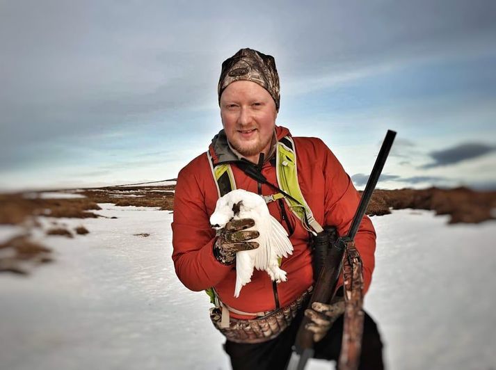 Þúsundir skotveiðimanna eru nú að undirbúa sig undir að arka á fjöll 1. nóvember en þá hefst rjúpnaveiðitímabilið. Eða, hefst það? Nú eru blikur á lofti og skotveiðimenn óttast að á fimmtudaginn verði þeim kynnt veiðibann. Einn þeirra er Baldur Guðmundsson sem hér má sjá með bráð sína, hina eftirsóttu rjúpu.