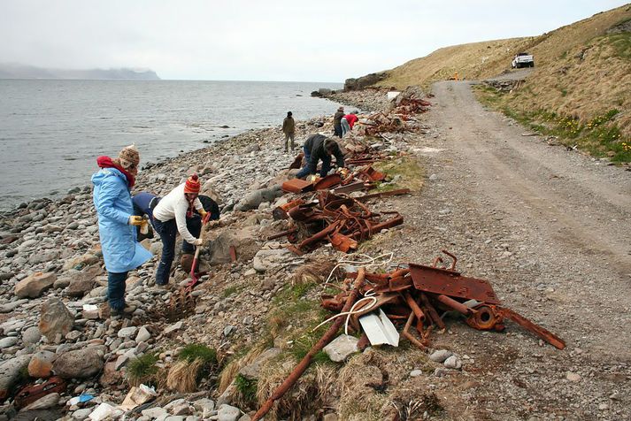 Sjálfboðaliðar Seeds hreinsa brak og rusl við fjöruborðið í Patreksfirði.