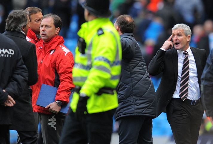 Hughes er hér að rífast við Mancini.