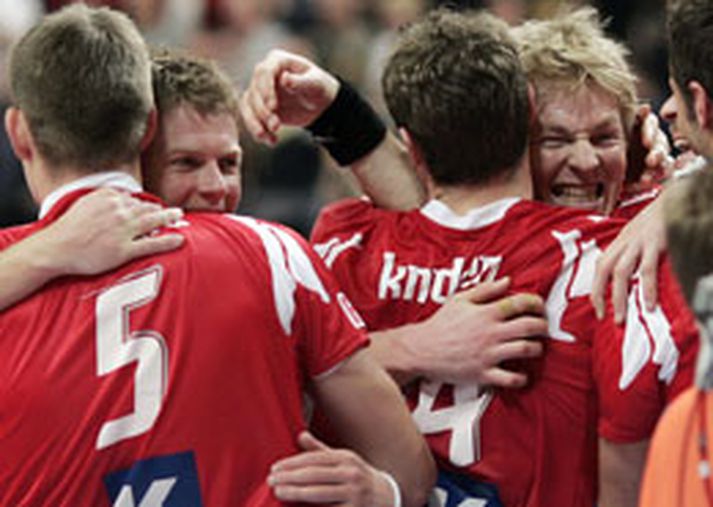 Leikmenn danska landsliðsins fagna sigri sínum á Tékkum í kvöld.