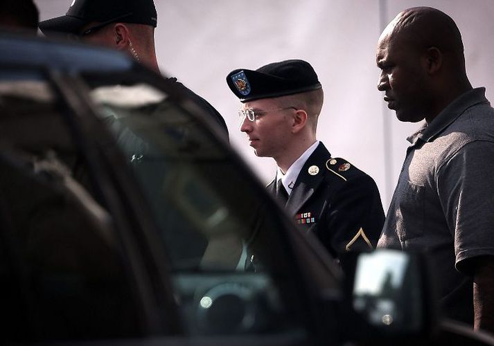 Bradley Manning í fylgd hermanna við upphaf réttarhaldanna í byrjun júní.