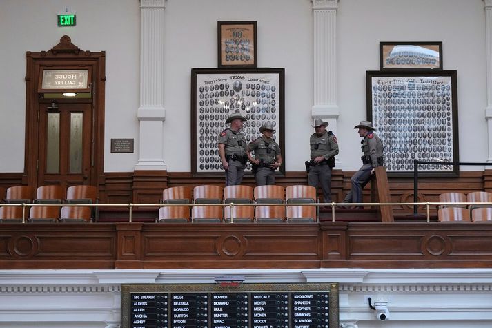 Lögregluþjónar í þingsal í Texas í gær. Þeir hafa fylgt þingmönnum Demókrataflokksins eftir.