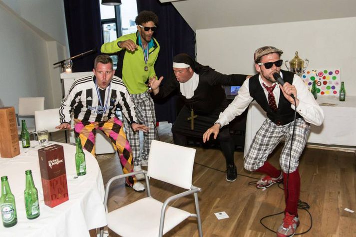 Hápunktur skemmtunarinnar var þegar þessi fjórir leiddu fjöldasöng, Dúrírarídúrírarídúrírei. Valli Sport, David James, Þorsteinn Hallgrímsson og Hermann Hreiðars flytja lagið með tilþrifum.