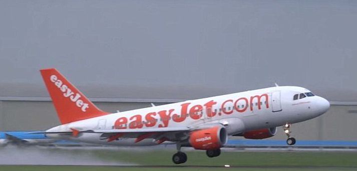 Flugmaðurinn tók síðar lítinn hring og lenti vélinni skömmu síðar, heilu og höldnu.