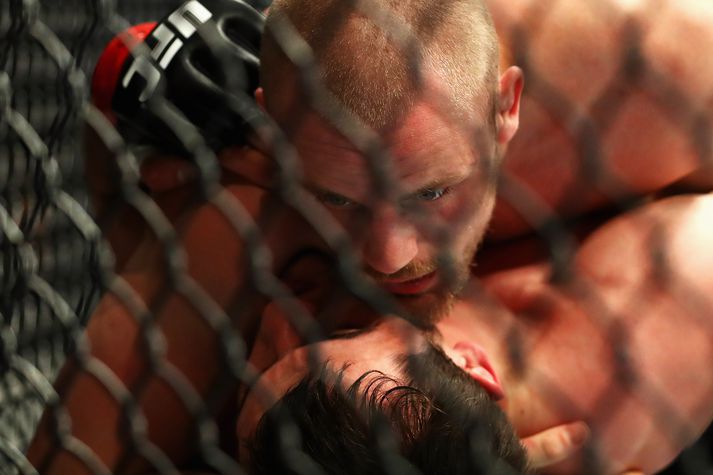 Gunnar Nelson vann síðast sigur á Albert Tumenov með hengingartaki.