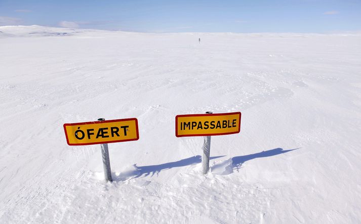 Maðurinn ók framhjá lokunarskilti og festi bíl sinn í kjölfarið.