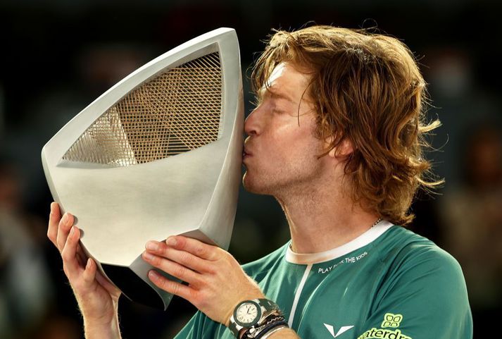 Andrey Rublev smellir kossi á verðlaunagripinn eftir sigurinn á Madrid Open.