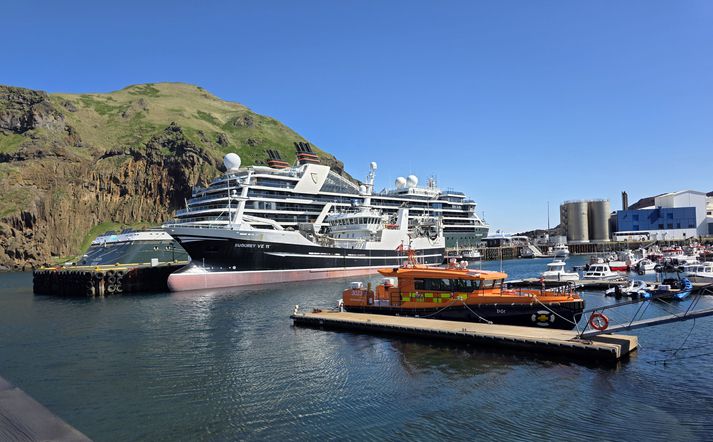 Í vor og það sem af er sumri hafa nokkur skemmtiferðaskip komið til Vestmannaeyjar, meðal annars þetta skip.