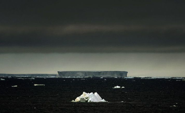 Suður-Íshafið umvefur Suðurskautslandið. Hlutar þess hlýna nú afar hratt og eiga þátt í að bræða jökla sem ganga fram í sjó neðan frá.