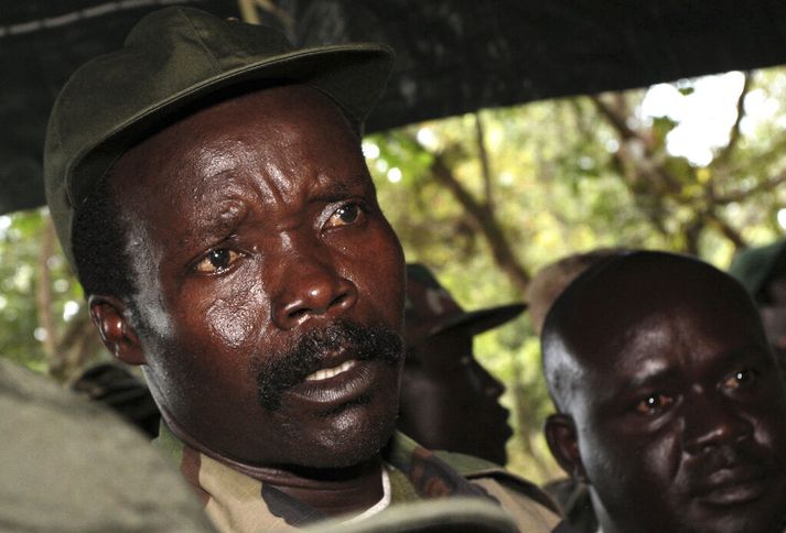 Joseph Kony, leiðtogi Andspyrnuher drottins í Úganda. Hann gæti verið ákærður fyrir stríðsglæpi að sér fjarstöddum.