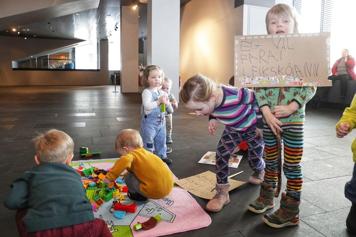Þessi börn geta ekki mætt í leikskólann vegna verkfalla. Þau léku sér í Ráðhúsinu í morgun og sum mættu með mótmælaspjöld.