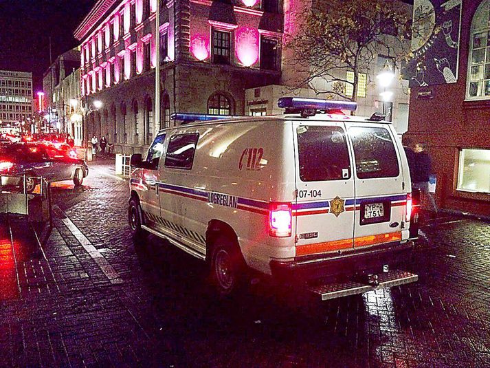 Starfsfólk American Bar í Austurstræti kallaði til lögreglu vegna málsins.