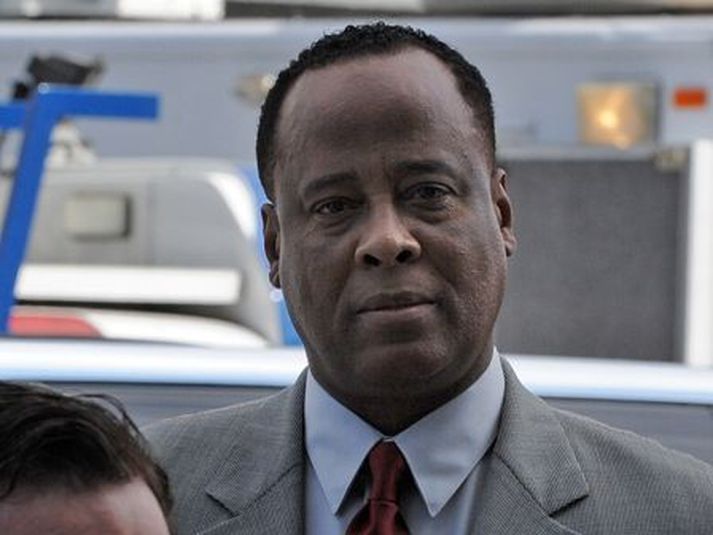 Dr. Conrad Murray má stunda lækningar þrátt fyrir að yfirvöld telji að hann hafi orðið valdur af dauða popparans.