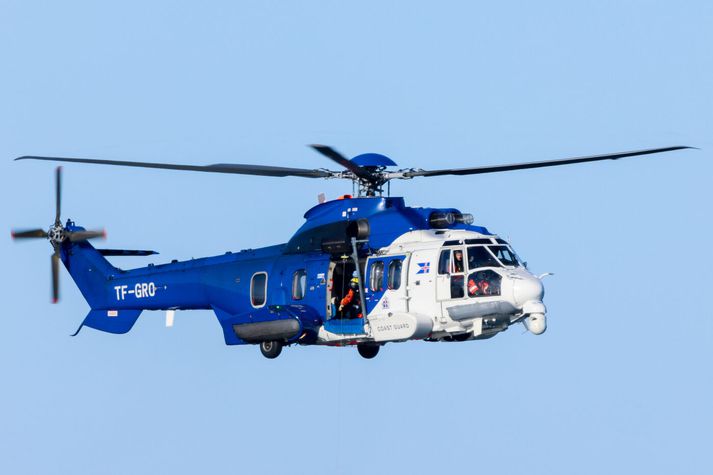 Búist er við þvío að þyrlan verði komin að togaranum upp úr klukkan átta í kvöld.