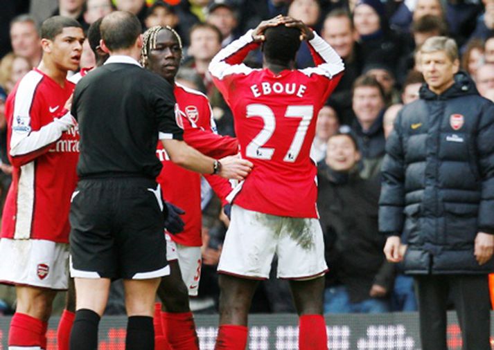 Emmanuel Eboue lét reka sig af velli