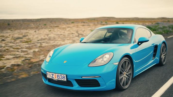 Fagurblár Porsche Cayman á þjóðveginum.