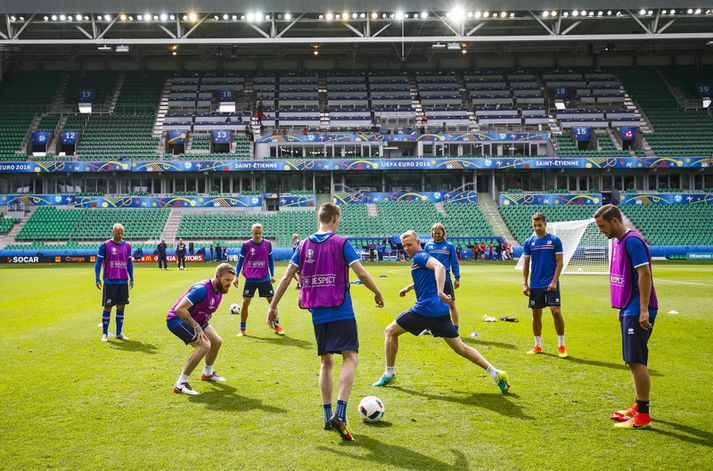 Strákarnir æfa á Geoffroy-Guichard leikvanginum í Saint-Étienne í gær.