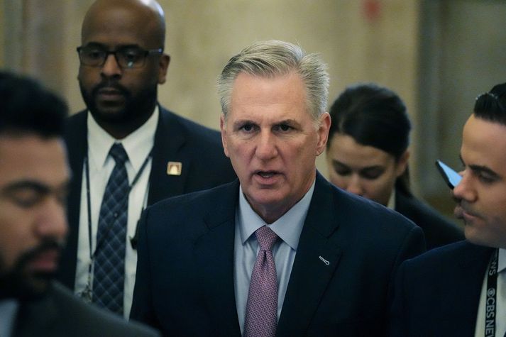 Kevin McCarthy á leið inn í þinghús Bandaríkjanna í dag. Hann er sagður hafa átt í miklum samningaviðræðum við andstæðinga sína í gær og sagðist vongóður fyrir daginn.