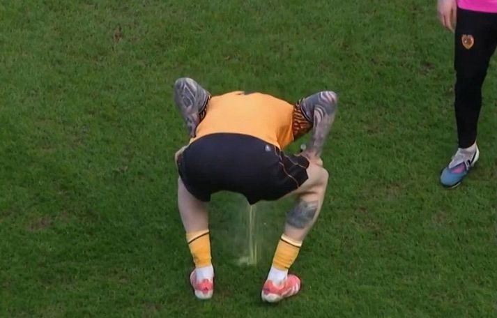 Framherjinn Oli McBurnie losaði sig bara við þessa gusu og hélt svo áfram að spila.