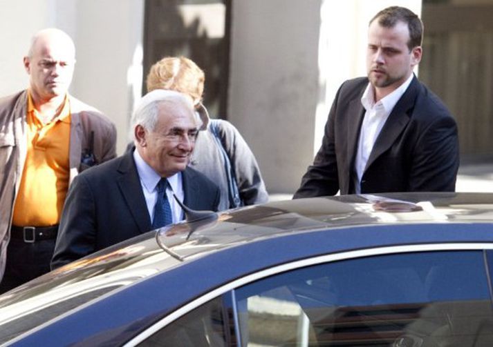 Strauss-Kahn yfirgefur lögreglustöðina í dag.