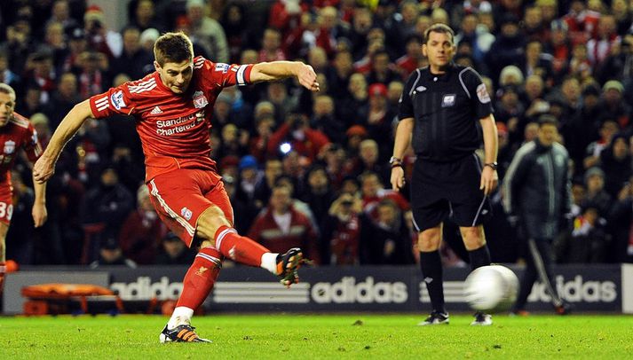 Steven Gerrard skorar úr víti í kvöld.