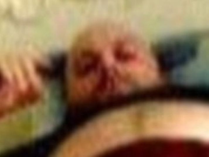 Myndin er heldur óskýr en lögreglan í Bretlandi hefur óskað eftir aðstoð almennings við að bera kennsl á andstyggilegan barnaníðing.