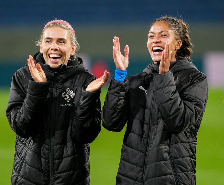 Ásdís Karen Halldórsdóttir og Sveindís Jane Jónsdóttir skelltu upp úr í fagnaðarlátunum eftir leik.