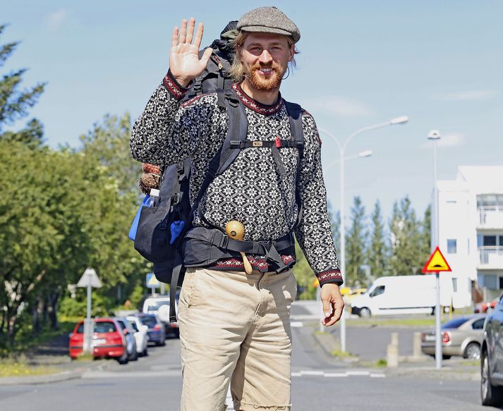 Hinn 25 ára Jüri Burmeister, sem staddur er hér á landi, segist elska Ísland en vonast til að komast frá landi sem fyrst svo hann nái markmiði sínu.