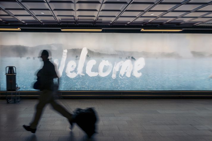 Ljósmyndari var staddur í Leifsstöð snemma að morgni en þá þegar höfðu 3.200 farþegar farið um flugstöðina. Þessi var á hlaupum enda orðinn of seinn í flugið sitt.